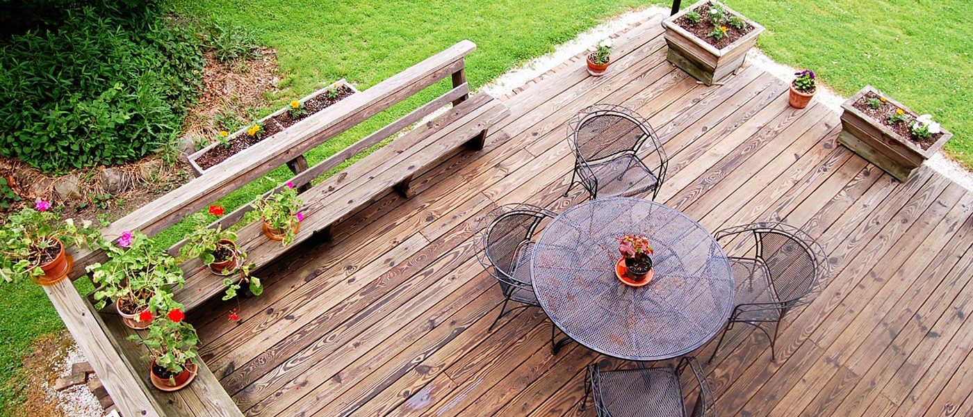 an-ariel-view-of-a-backyard-deck_t20_EnLlo4